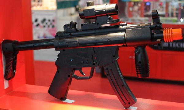 Un mando de Wii, con forma de réplica de MP5
