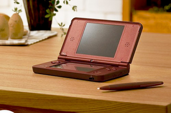 Nintendo DSi XL, la consola portátil de Nintendo se hace grande