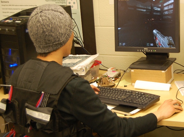Tactile Gaming Vest, un dispositivo para sentir en vivo los daños sufridos mientras jugamos