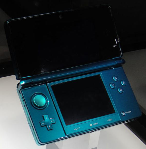 584px-Blue_Nintendo_3DS_at_E3_2010_(open)