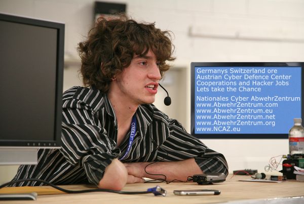 GeoHot, el hacker que pirateó el iPhone y la PlayStation 3 ficha por Facebook